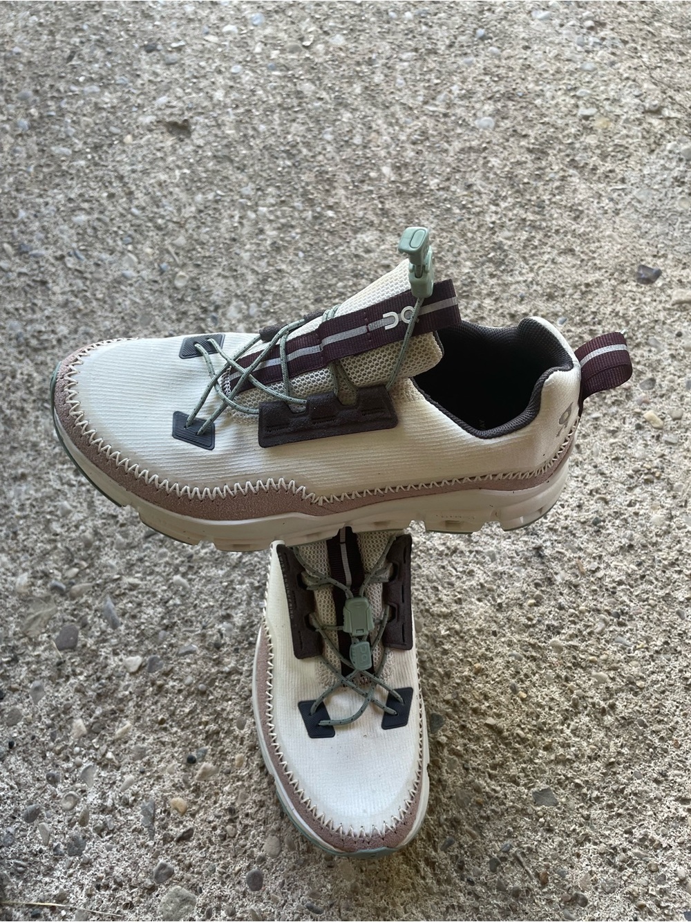 Size 6- Womens On Cloud
Cloudaway Ice/Moss Running
Shoes *Slightly Used*